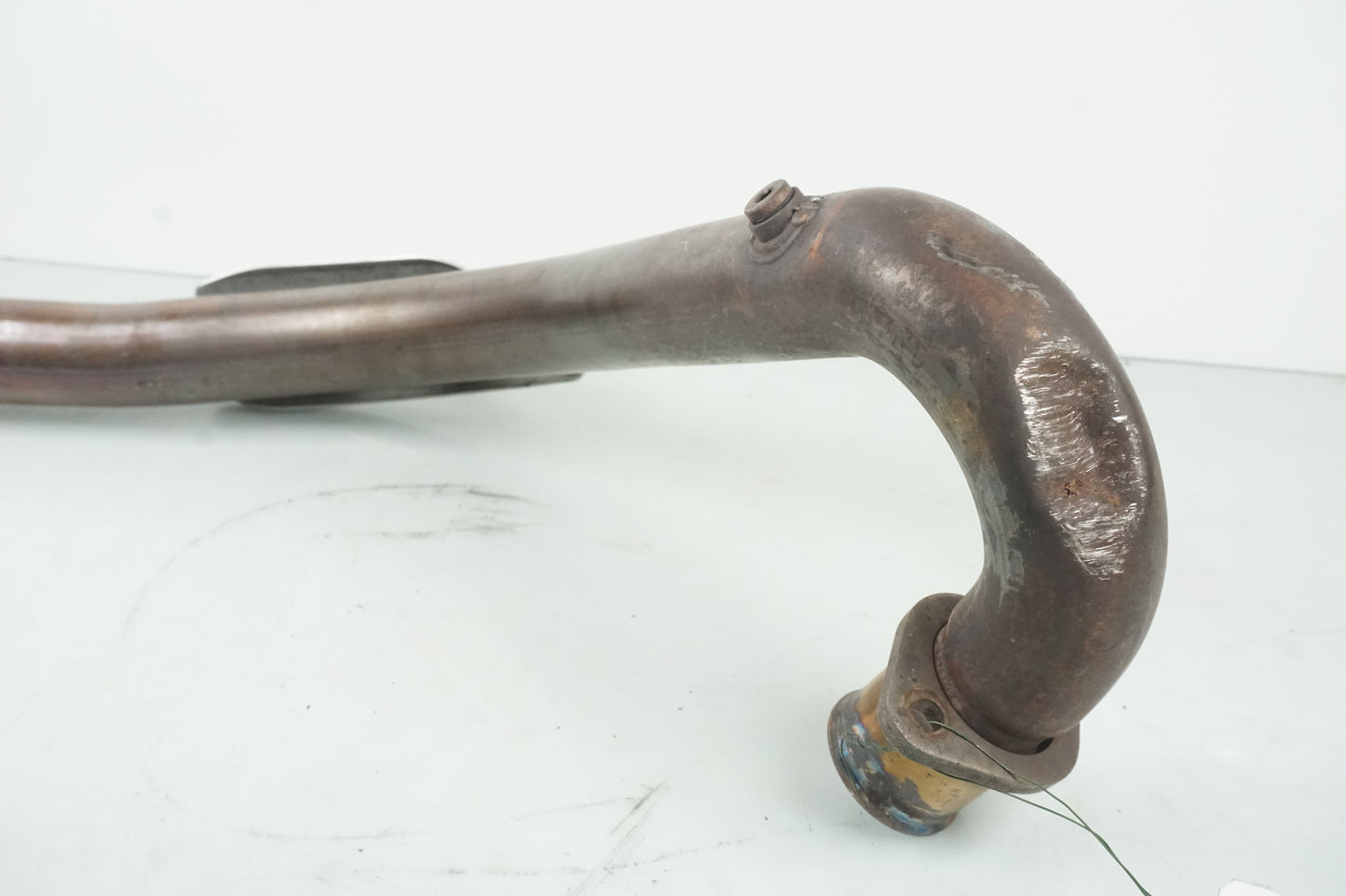 Snett nerifrån på Grenrör från en Ducati Monster 696 -2008 motorcykel.