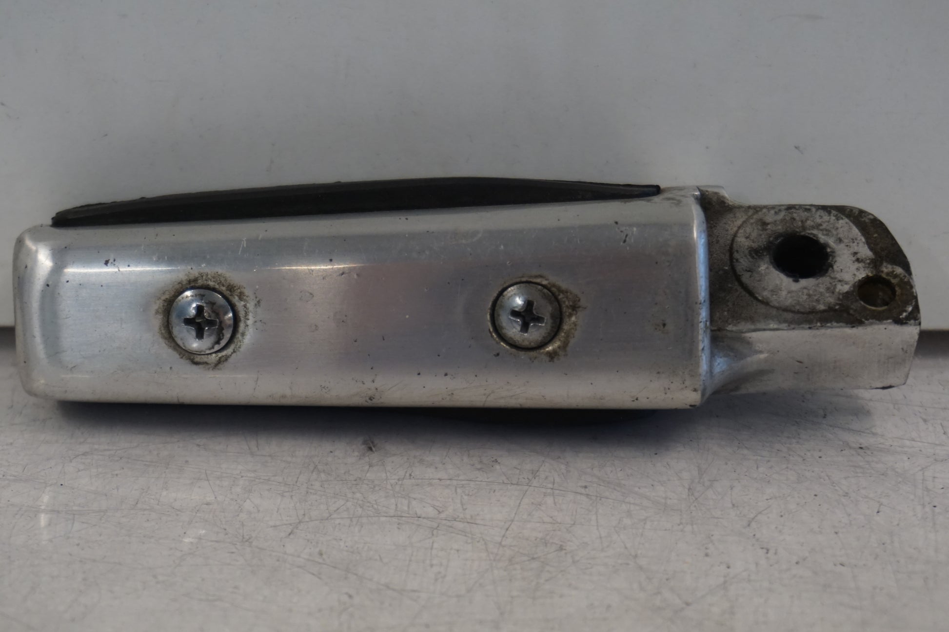 Höger sida på Fotpinne från en Suzuki VZ 800 -2002 motorcykel.