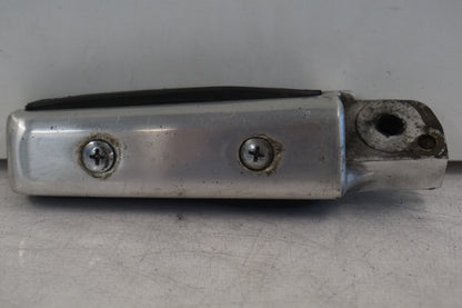 Höger sida på Fotpinne från en Suzuki VZ 800 -2002 motorcykel.