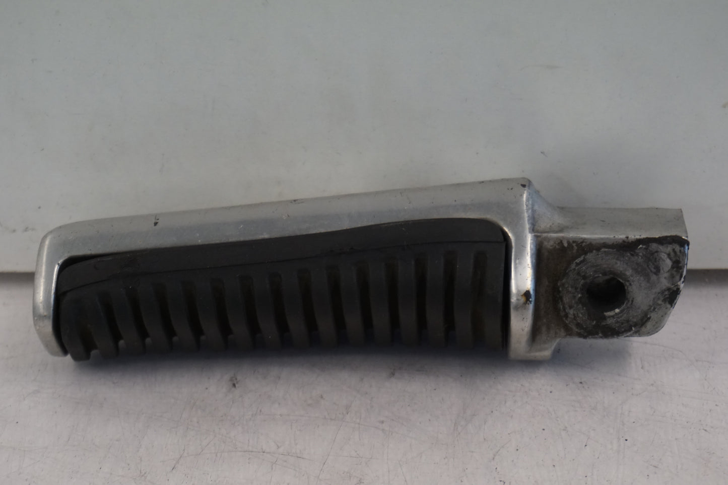 Vänster sida på Fotpinne från en Suzuki VZ 800 -2002 motorcykel.