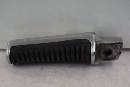 Vänster sida på Fotpinne från en Suzuki VZ 800 -2002 motorcykel.