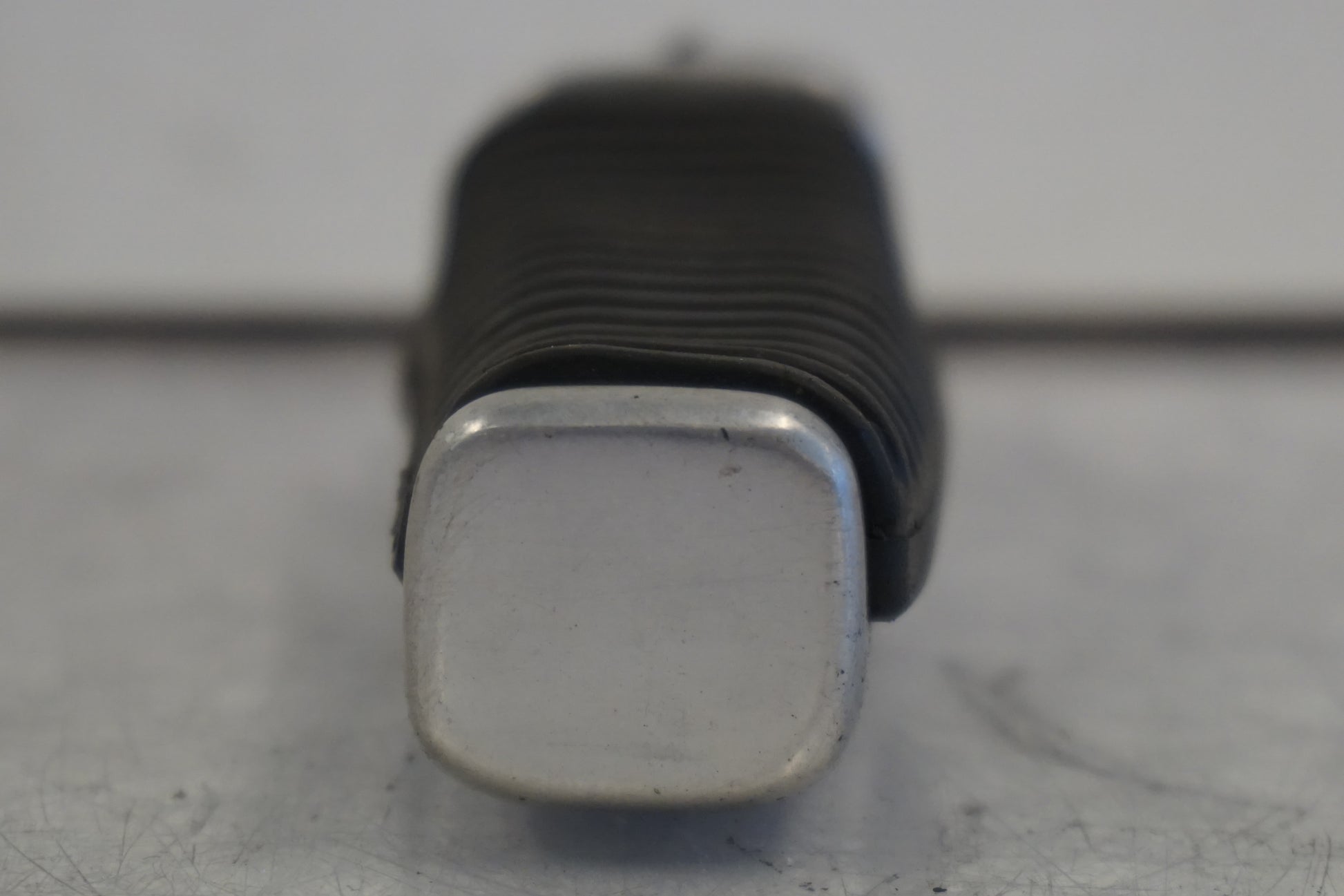 Snett uppifrån på Fotpinne från en Suzuki VZ 800 -2002 motorcykel.