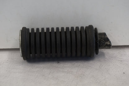 Framsidan på Fotpinne från en Suzuki VL 800 -2004 motorcykel.