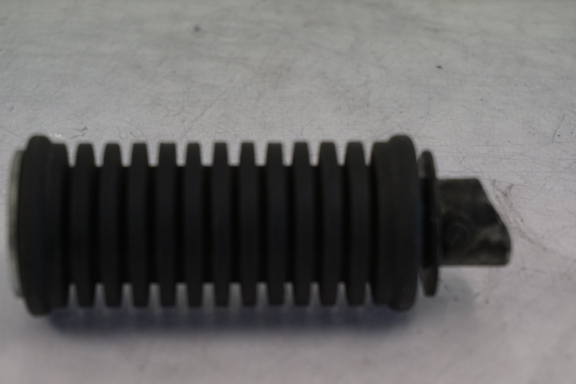 Baksidan på Fotpinne från en Suzuki VL 800 -2004 motorcykel.