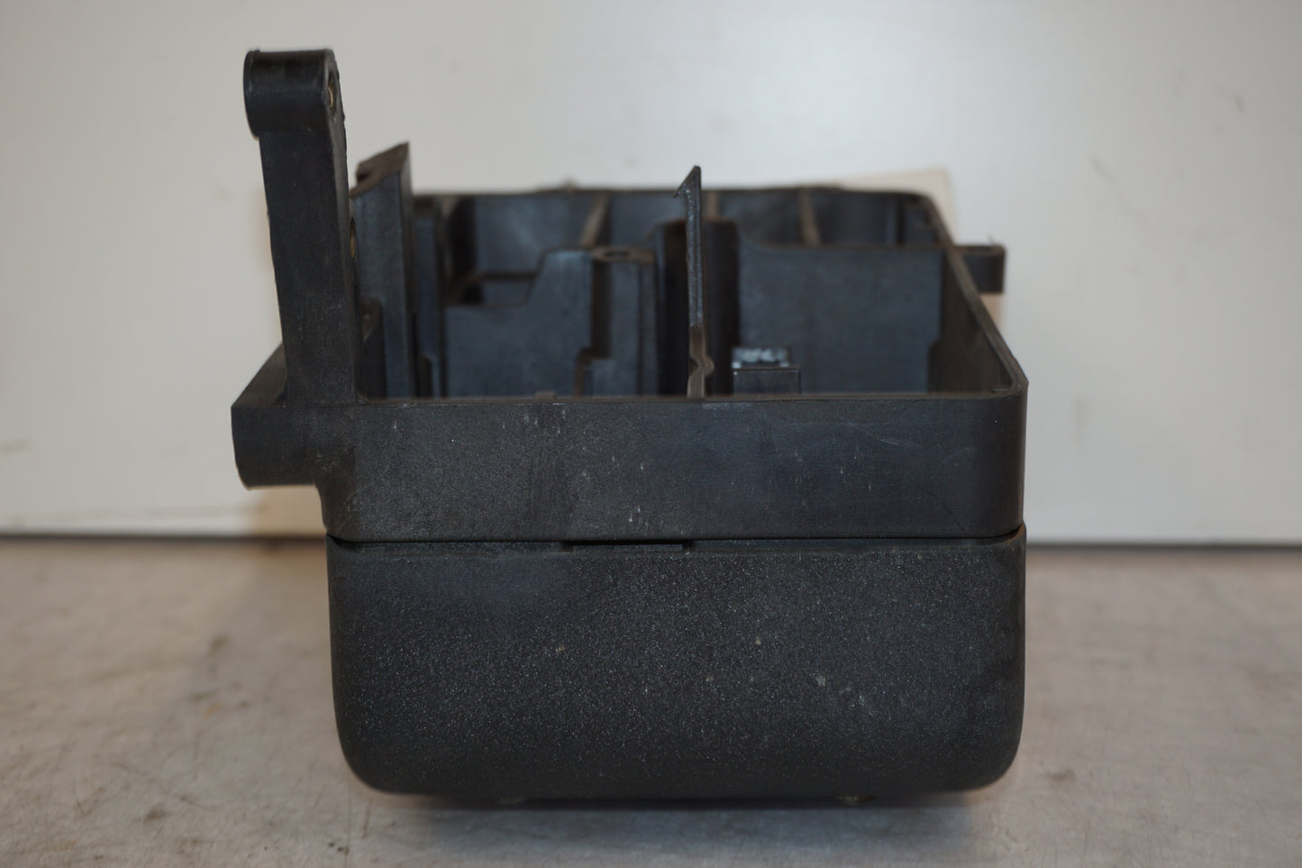 Snett uppifrån på Sidopanel från en H-D Dyna Street Bob FXDB/I -2007 motorcykel.