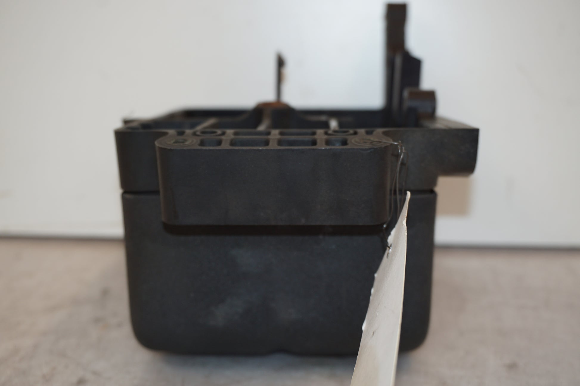 Snett nerifrån på Sidopanel från en H-D Dyna Street Bob FXDB/I -2007 motorcykel.