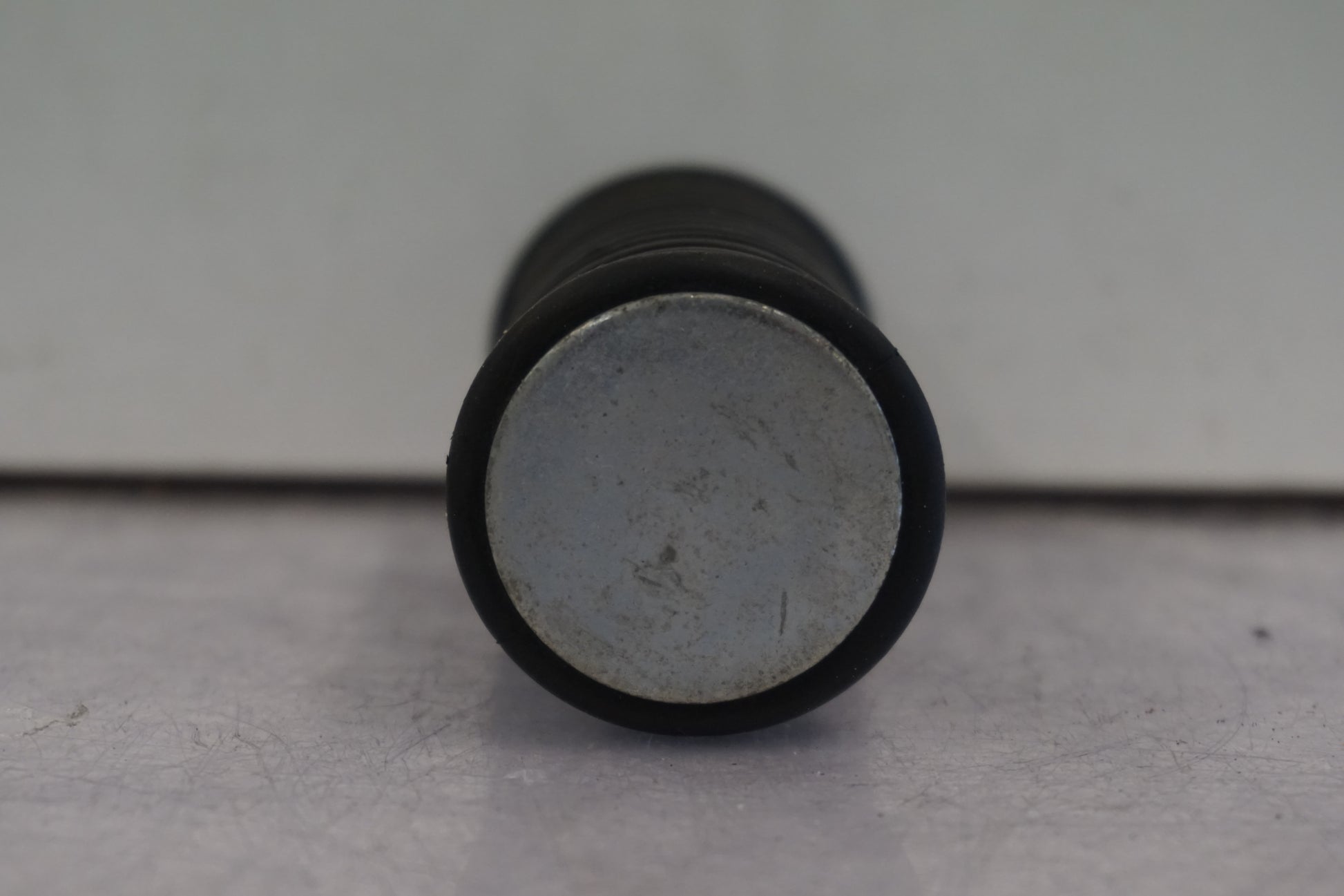 Höger sida på Fotpinne från en Suzuki VL 800 -2004 motorcykel.