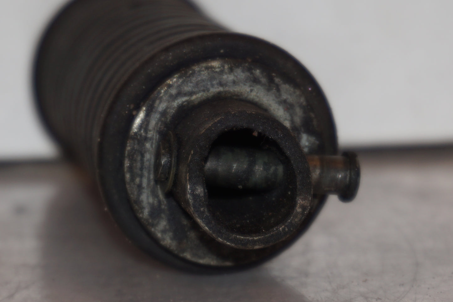 Vänster sida på Fotpinne från en Suzuki VL 800 -2004 motorcykel.