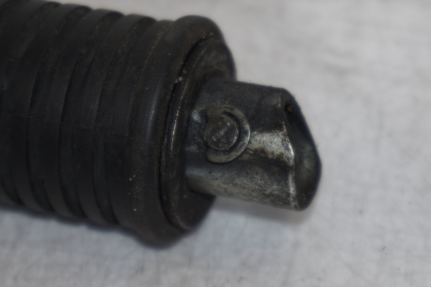 Snett nerifrån på Fotpinne från en Suzuki VL 800 -2004 motorcykel.