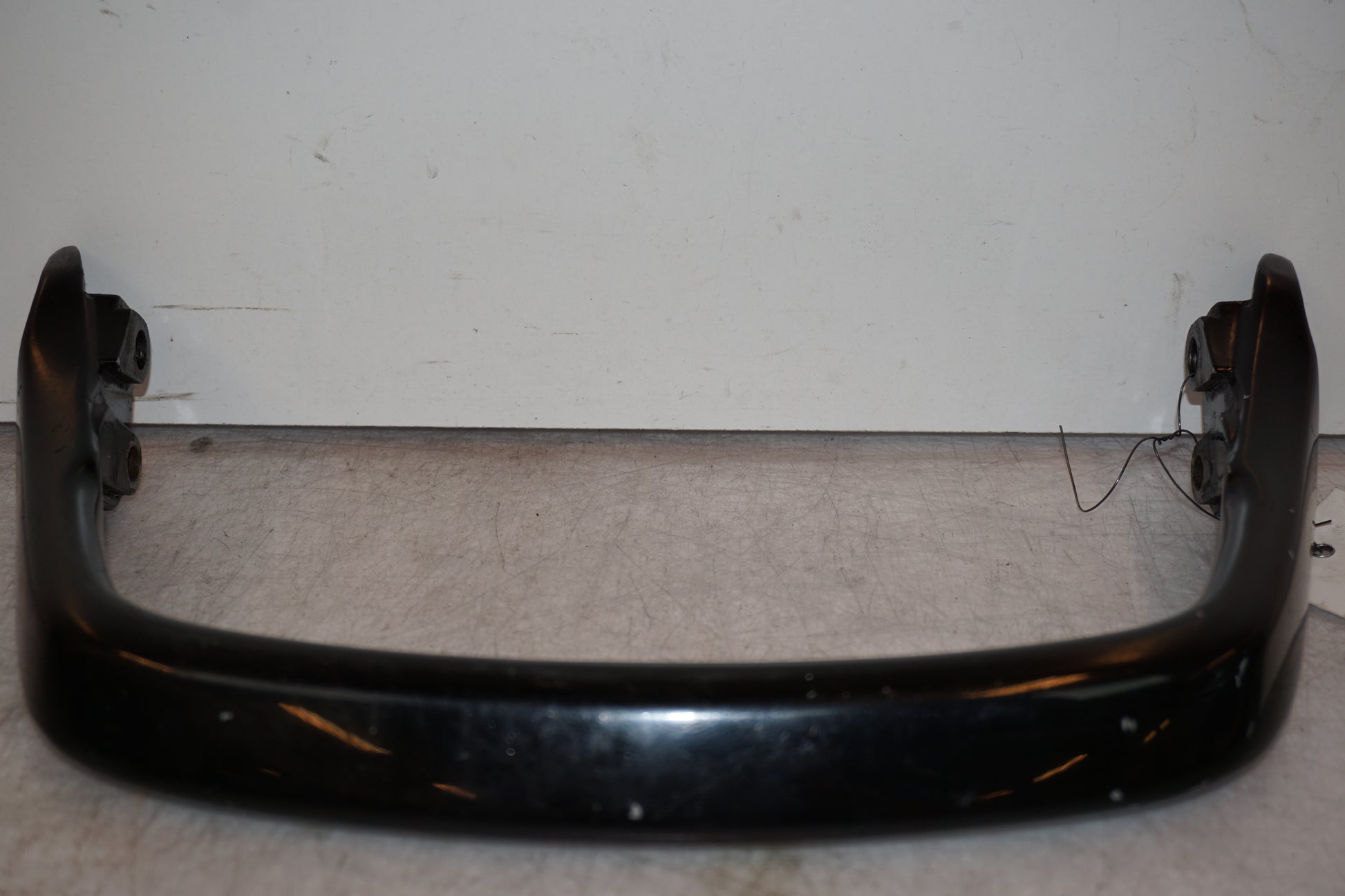 Baksidan på Passagerarhandtag från en Yamaha XJR 1300 -2000 motorcykel.