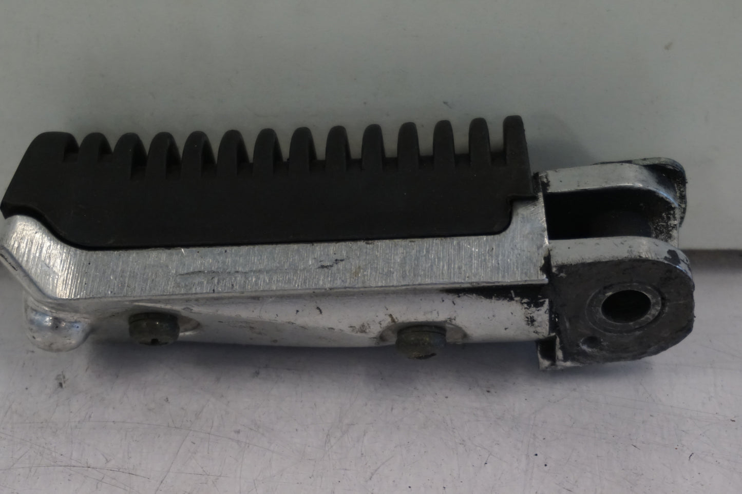 Baksidan på Fotpinne från en Suzuki RF 900 R -1998 motorcykel.