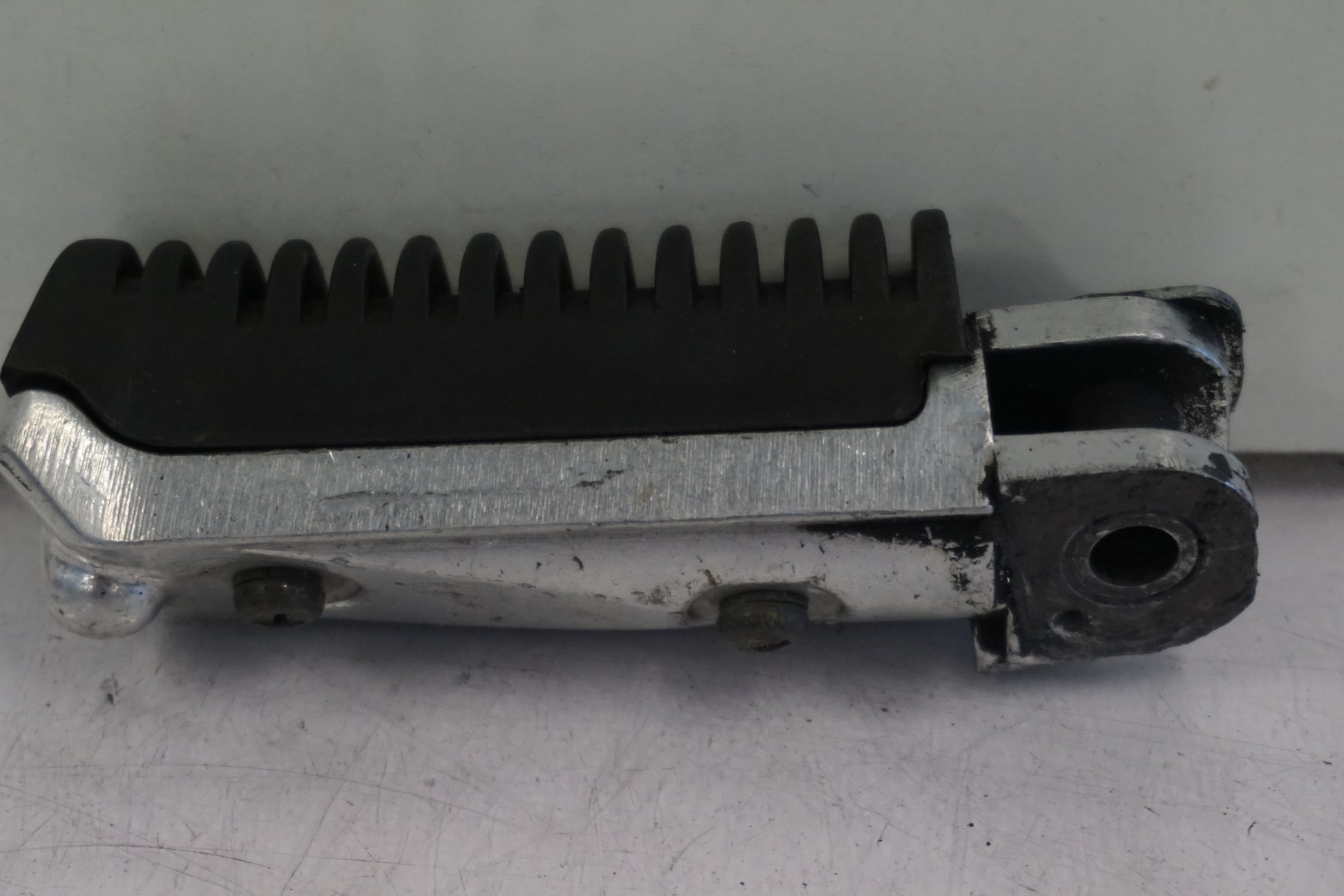 Baksidan på Fotpinne från en Suzuki RF 900 R -1998 motorcykel.