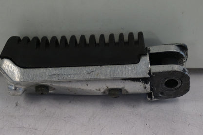 Baksidan på Fotpinne från en Suzuki RF 900 R -1998 motorcykel.