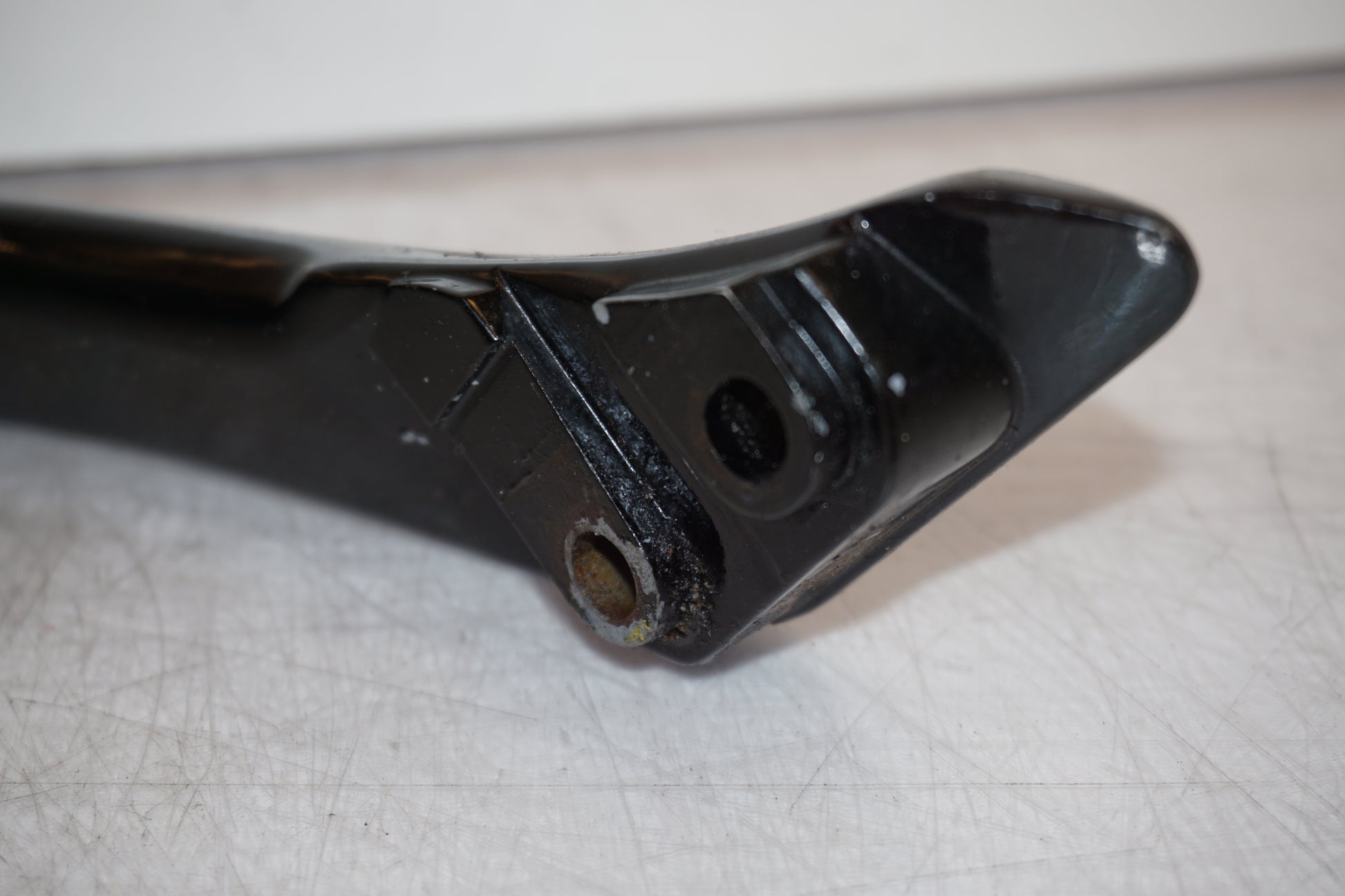 Snett uppifrån på Passagerarhandtag från en Yamaha XJR 1300 -2000 motorcykel.