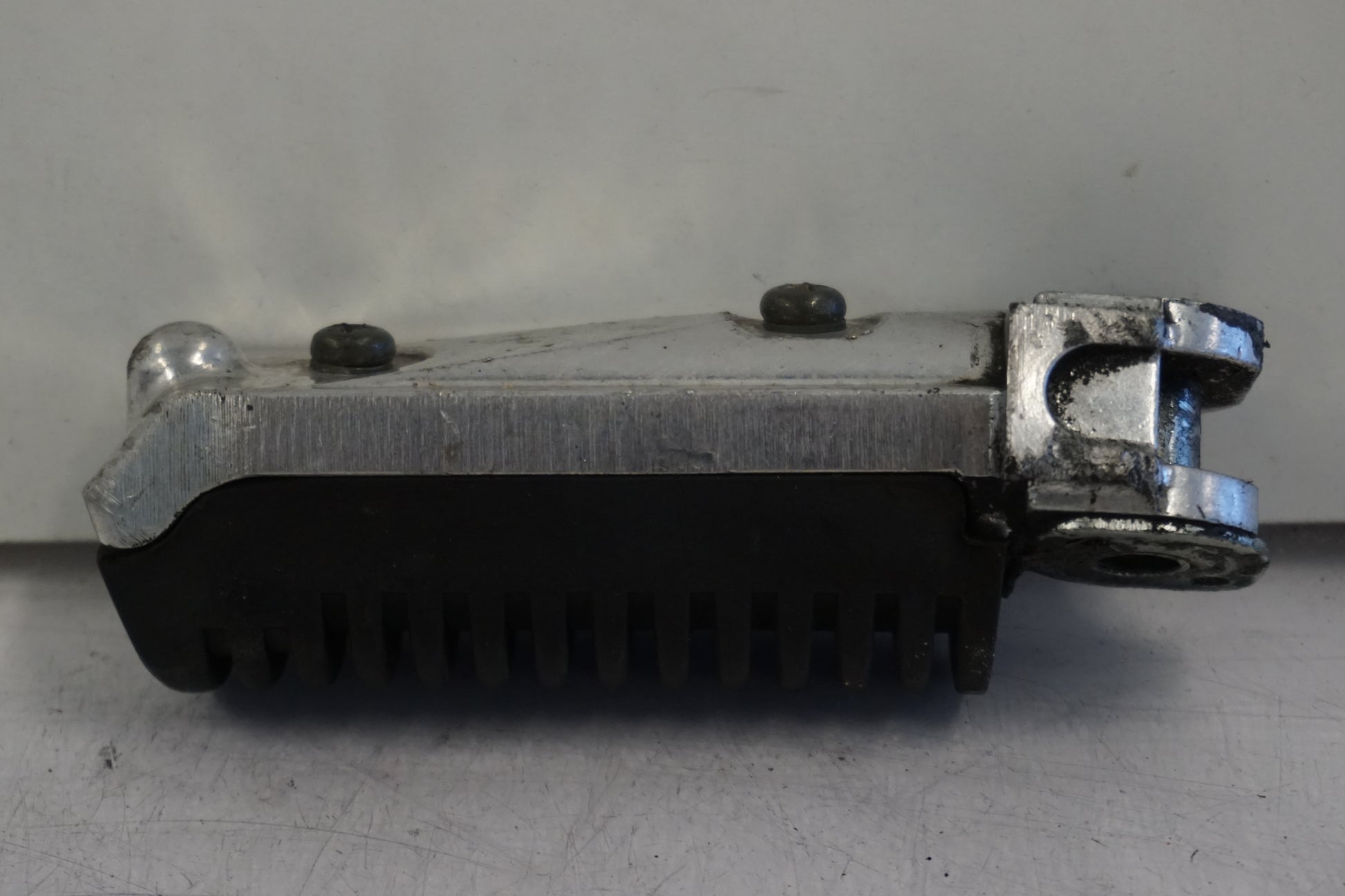 Vänster sida på Fotpinne från en Suzuki RF 900 R -1998 motorcykel.