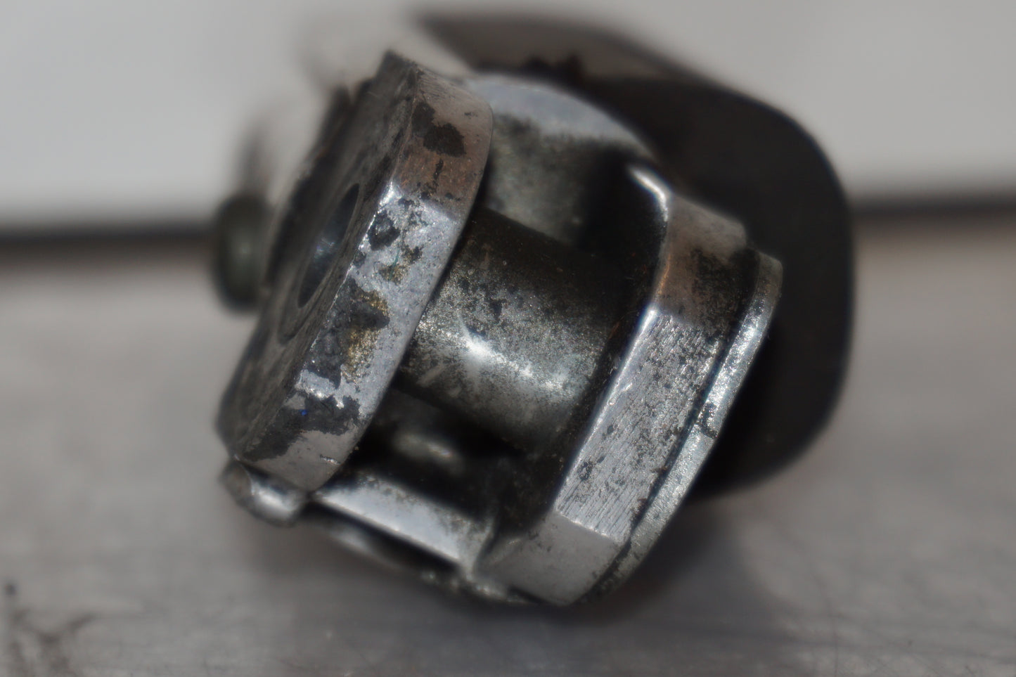 Snett nerifrån på Fotpinne från en Suzuki RF 900 R -1998 motorcykel.