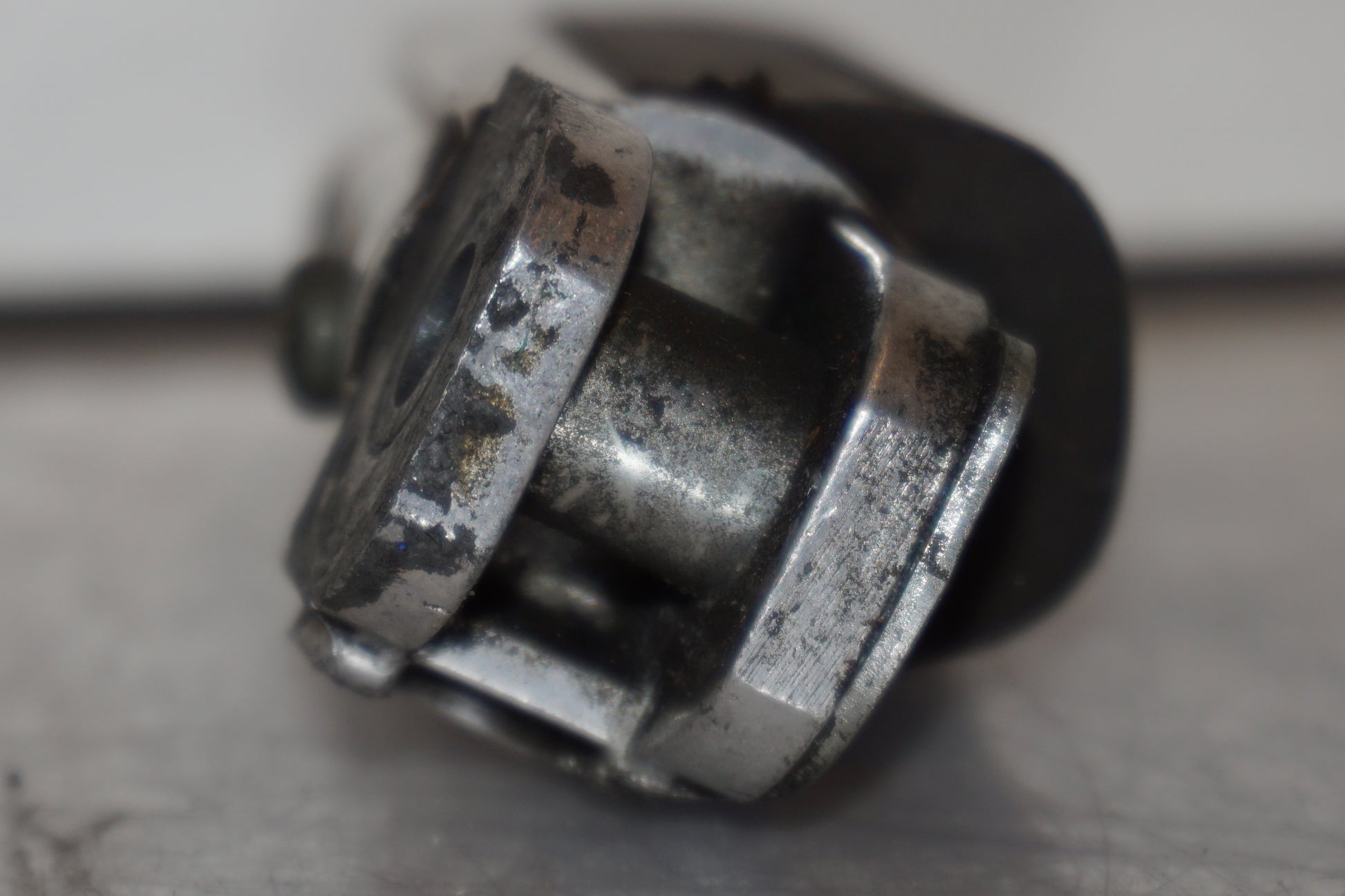 Snett nerifrån på Fotpinne från en Suzuki RF 900 R -1998 motorcykel.