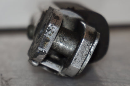 Snett nerifrån på Fotpinne från en Suzuki RF 900 R -1998 motorcykel.