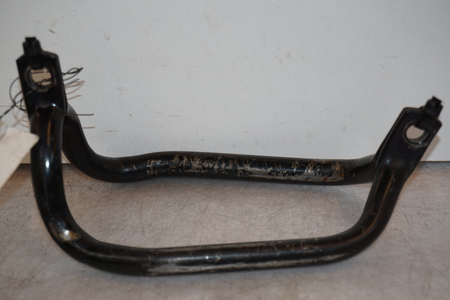 Baksidan på Passagerarhandtag från en Yamaha XV 400 -1983 motorcykel.