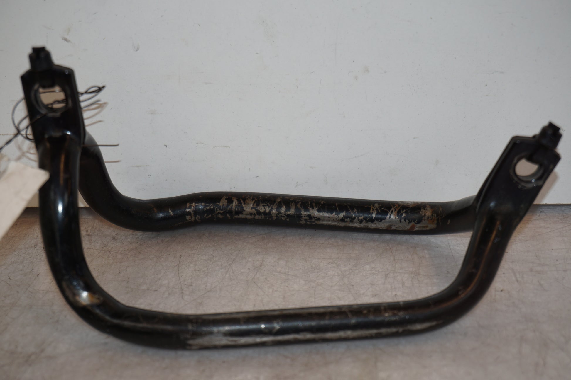 Baksidan på Passagerarhandtag från en Yamaha XV 400 -1983 motorcykel.