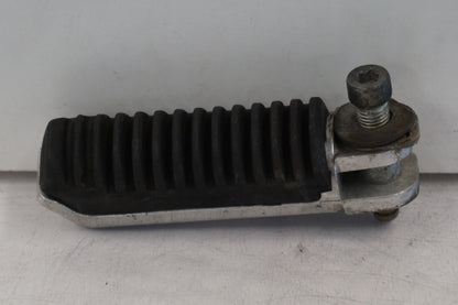 Framsidan på Fotpinne från en Suzuki RF 900 R -1996 motorcykel.