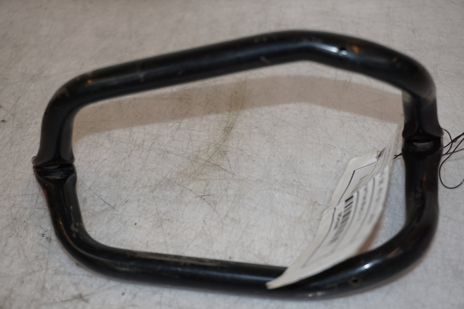 Snett uppifrån på Passagerarhandtag från en Yamaha XV 400 -1983 motorcykel.