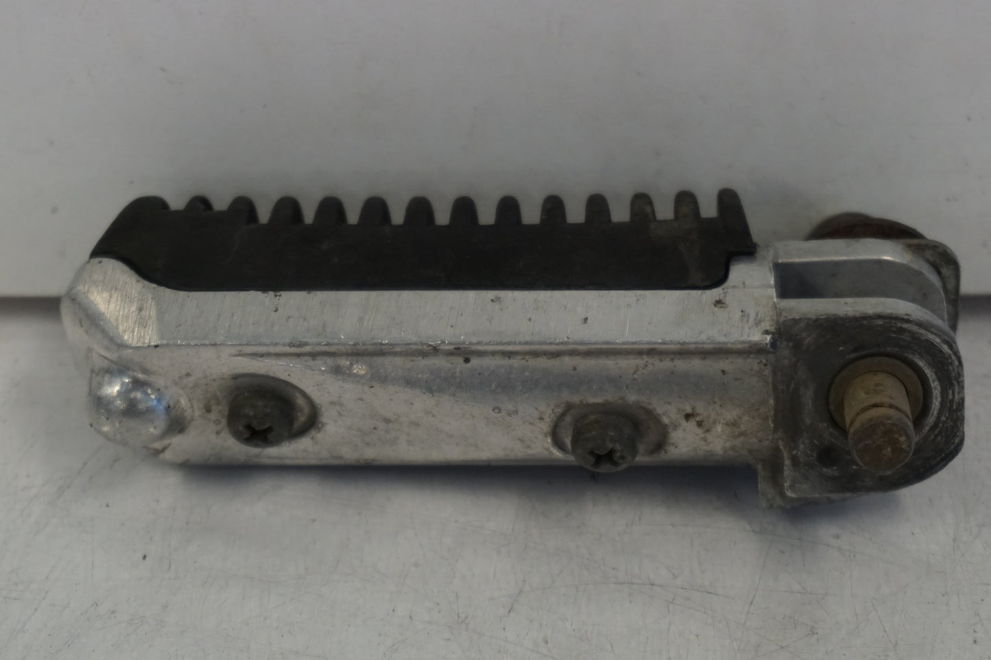 Baksidan på Fotpinne från en Suzuki RF 900 R -1996 motorcykel.