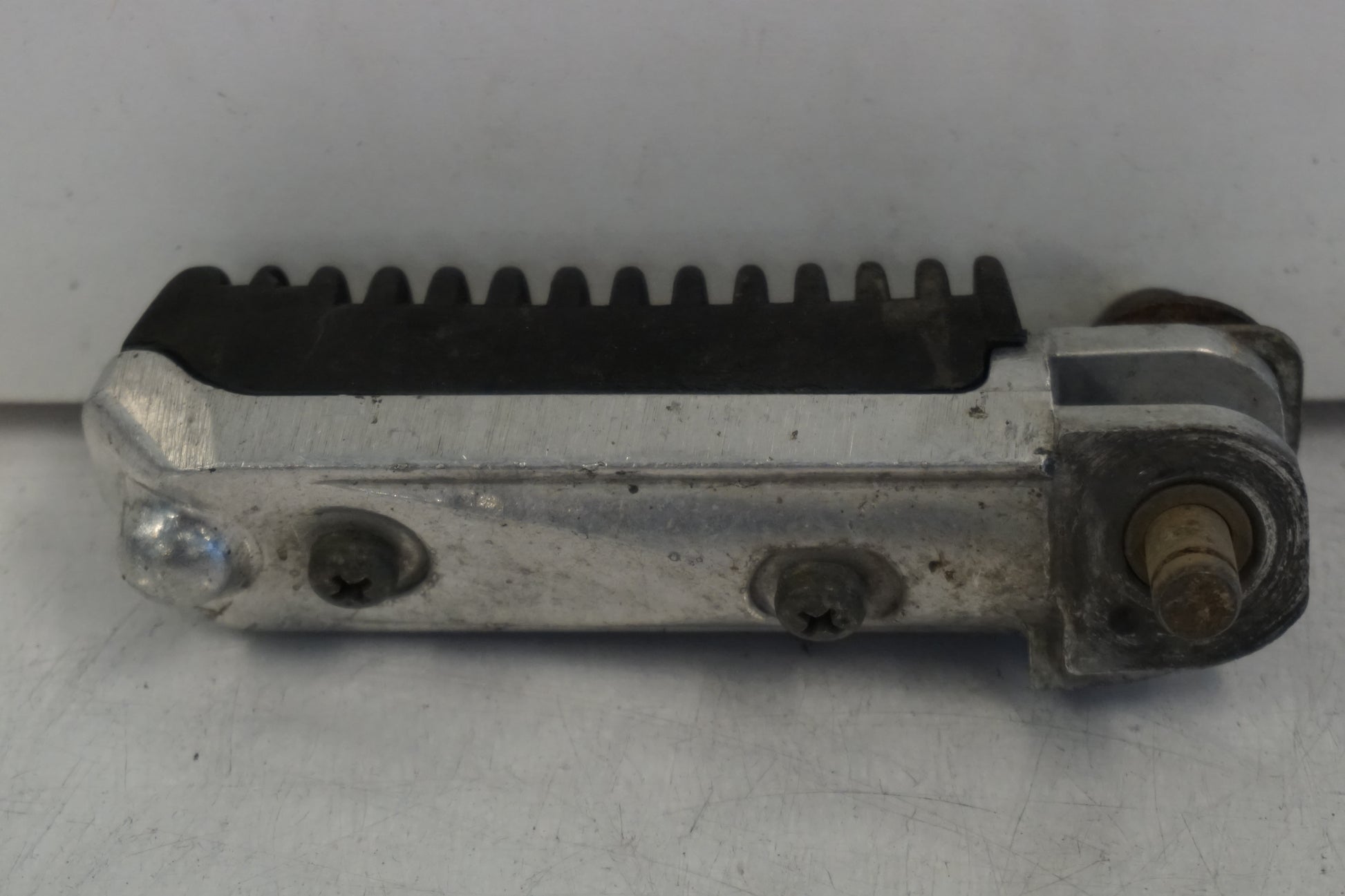 Baksidan på Fotpinne från en Suzuki RF 900 R -1996 motorcykel.