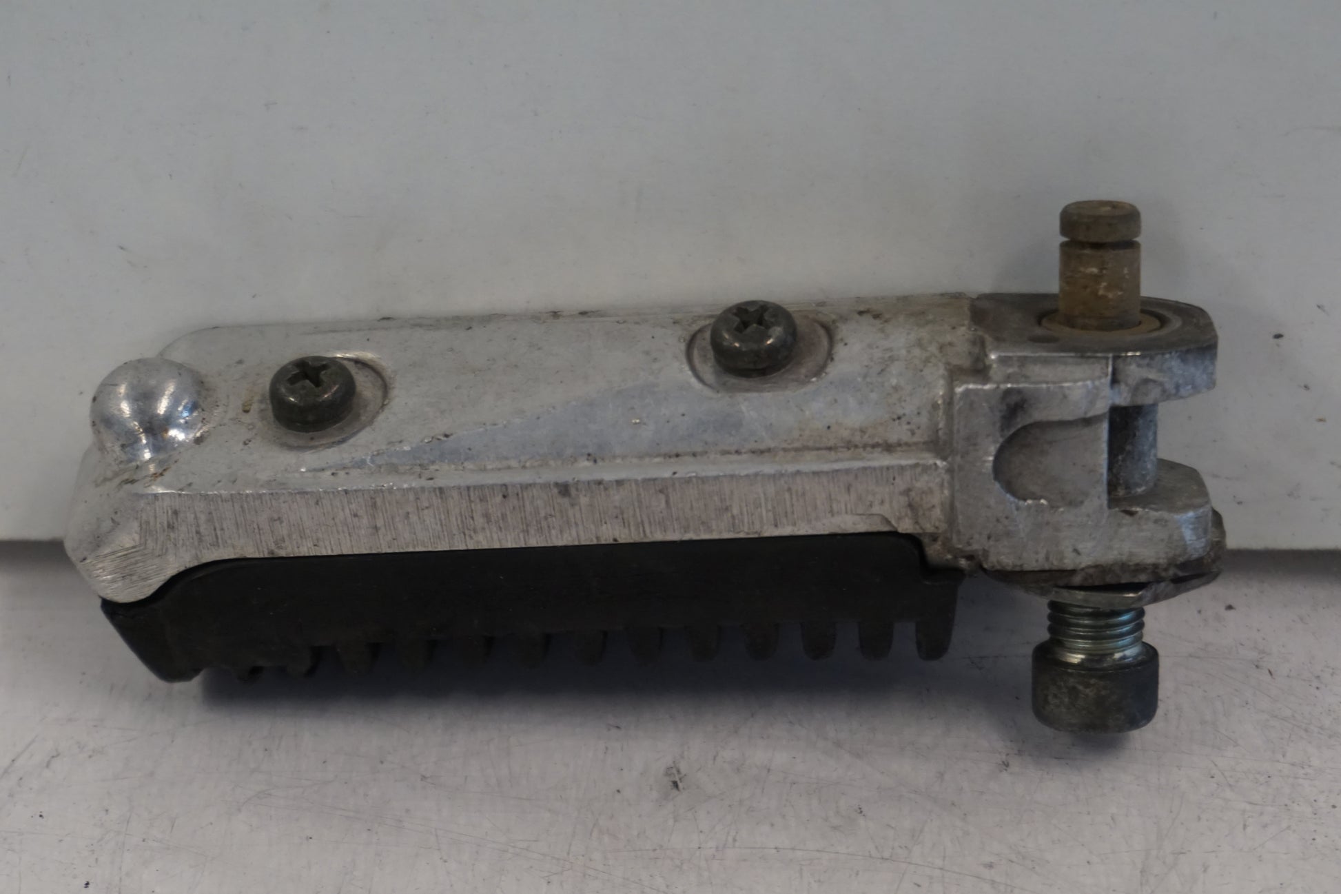 Höger sida på Fotpinne från en Suzuki RF 900 R -1996 motorcykel.