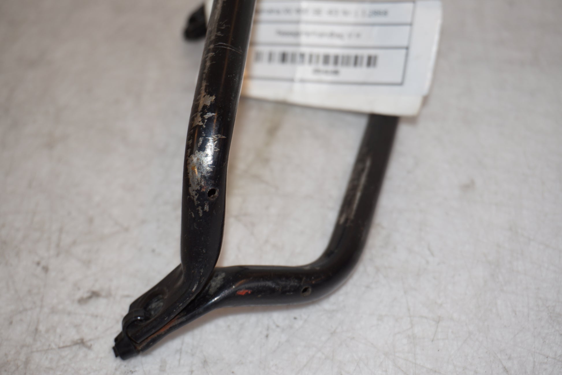 Snett nerifrån på Passagerarhandtag från en Yamaha XV 400 -1983 motorcykel.