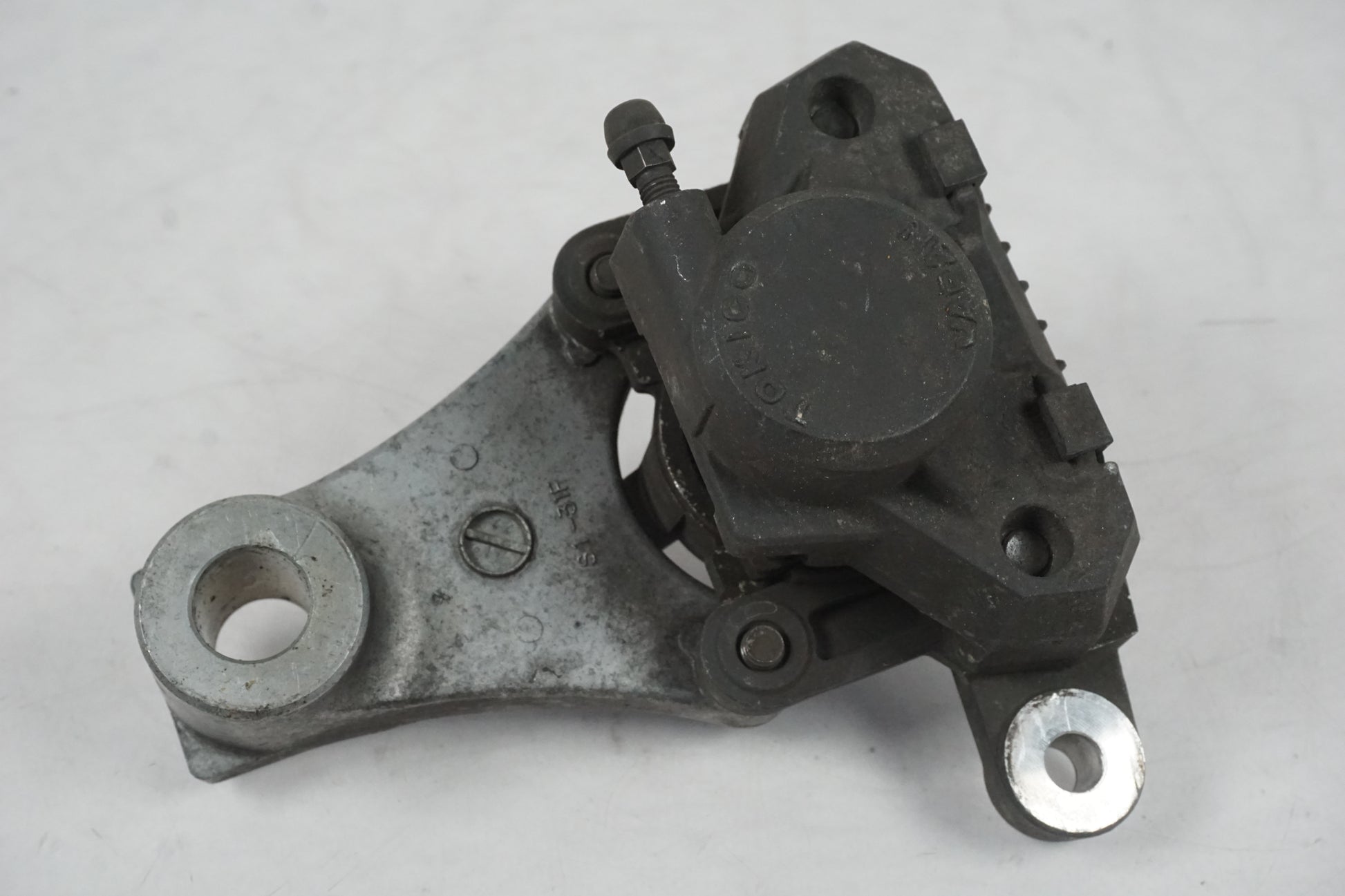 Framsidan på Bromsok från en Suzuki GSF 600 -2000 motorcykel.