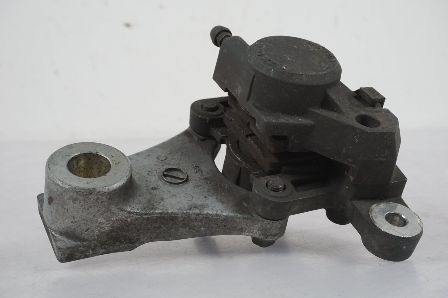 Baksidan på Bromsok från en Suzuki GSF 600 -2000 motorcykel.