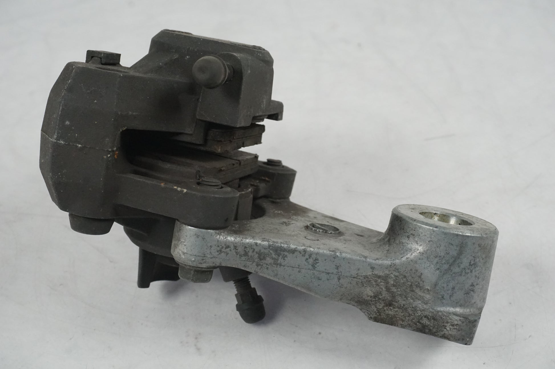 Höger sida på Bromsok från en Suzuki GSF 600 -2000 motorcykel.