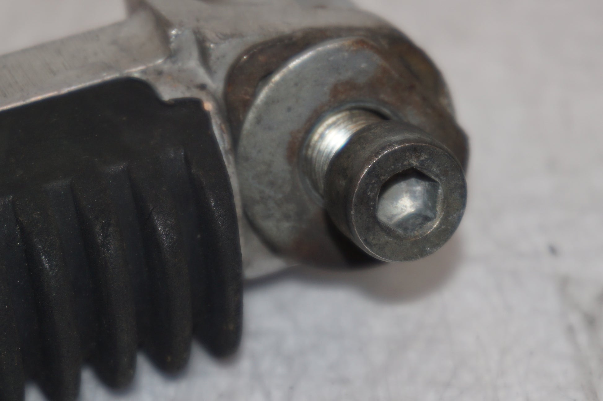 Snett nerifrån på Fotpinne från en Suzuki RF 900 R -1996 motorcykel.