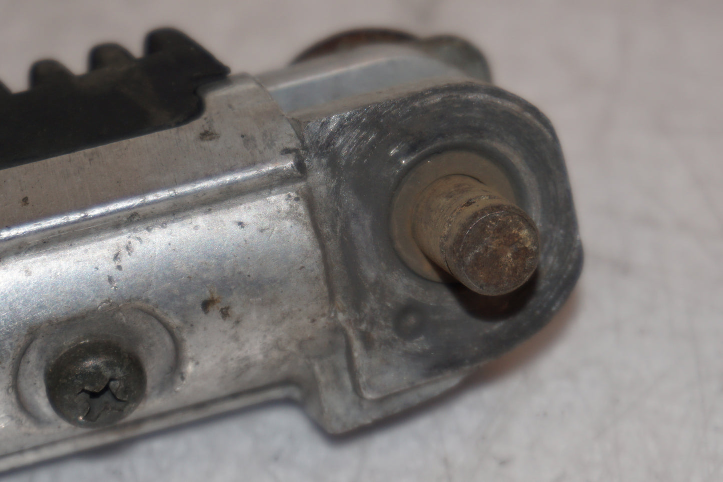 Extrabild1 på Fotpinne från en Suzuki RF 900 R -1996 motorcykel.