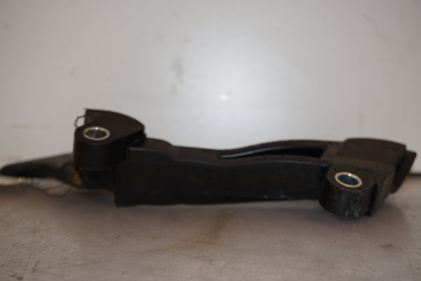 Baksidan på Passagerarhandtag från en Yamaha FZ-8 -2011 motorcykel.