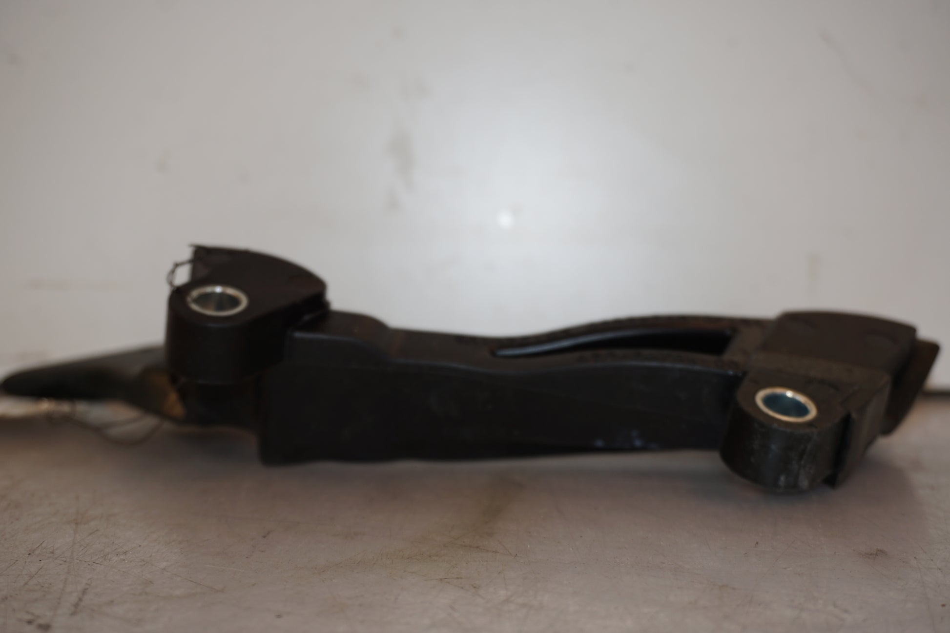 Baksidan på Passagerarhandtag från en Yamaha FZ-8 -2011 motorcykel.