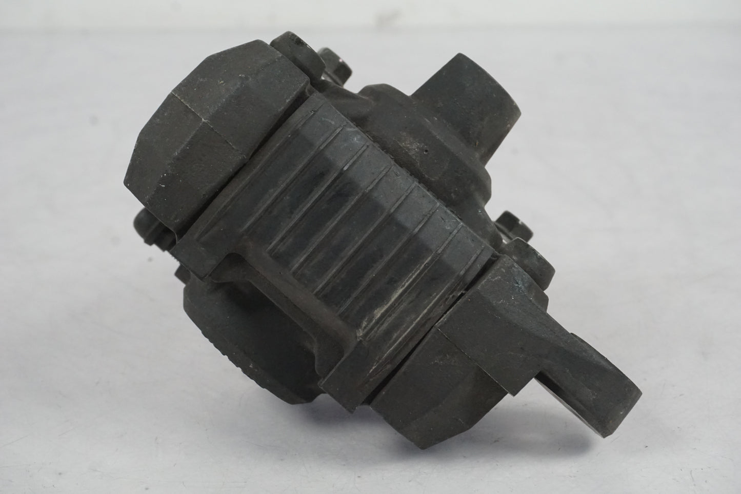 Snett nerifrån på Bromsok från en Suzuki GSF 600 -2000 motorcykel.