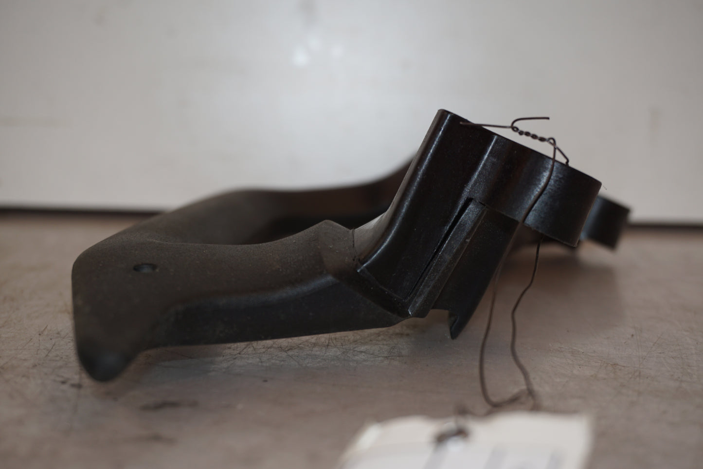 Höger sida på Passagerarhandtag från en Yamaha FZ-8 -2011 motorcykel.