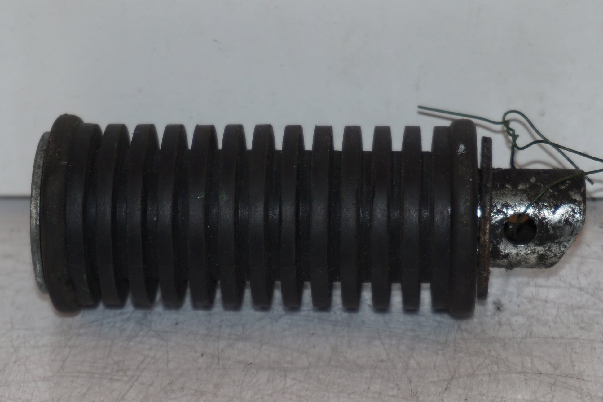 Framsidan på Fotpinne från en Suzuki VL 800 -2004 motorcykel.