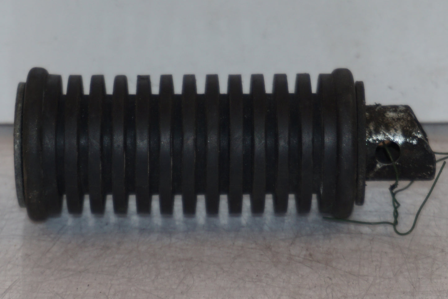 Baksidan på Fotpinne från en Suzuki VL 800 -2004 motorcykel.