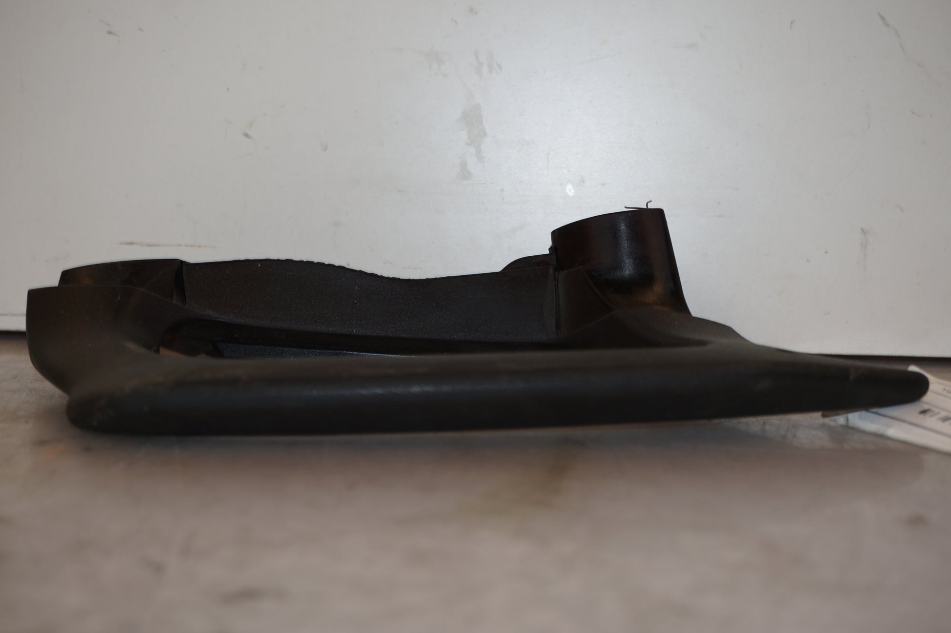 Vänster sida på Passagerarhandtag från en Yamaha FZ-8 -2011 motorcykel.