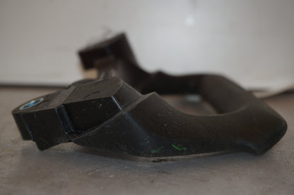 Snett uppifrån på Passagerarhandtag från en Yamaha FZ-8 -2011 motorcykel.