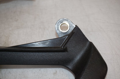 Extrabild2 på Passagerarhandtag från en Yamaha FZ-8 -2011 motorcykel.