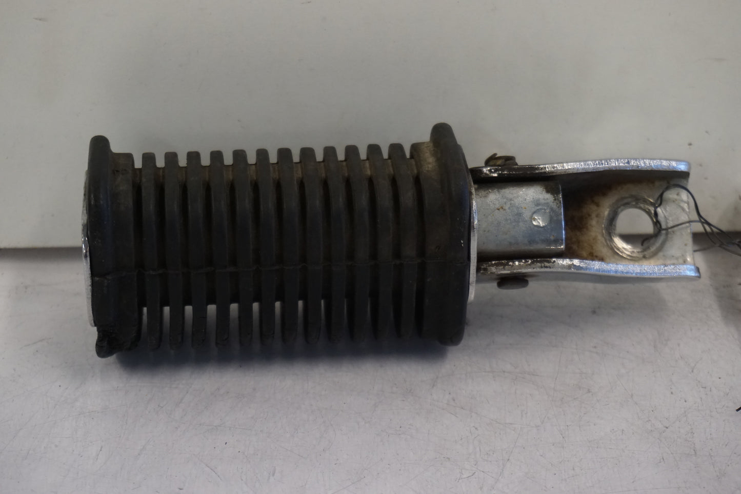 Framsidan på Fotpinne från en Suzuki GS 850 G -1982 motorcykel.