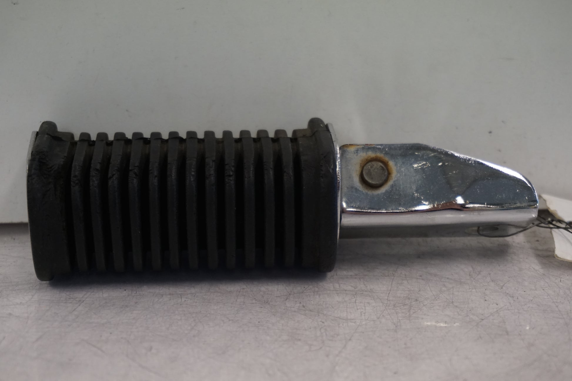 Baksidan på Fotpinne från en Suzuki GS 850 G -1982 motorcykel.