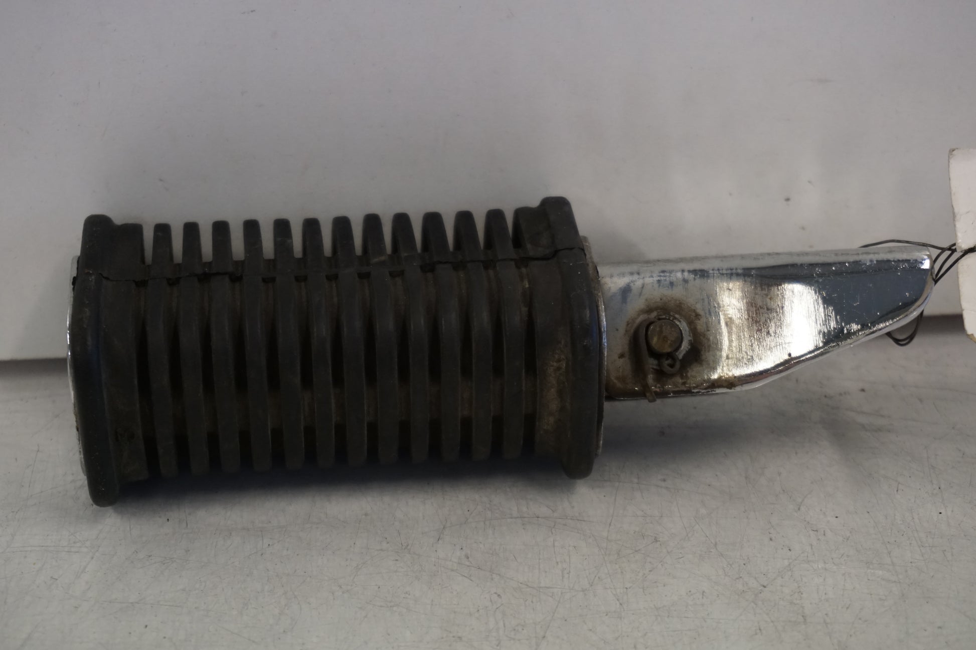 Vänster sida på Fotpinne från en Suzuki GS 850 G -1982 motorcykel.