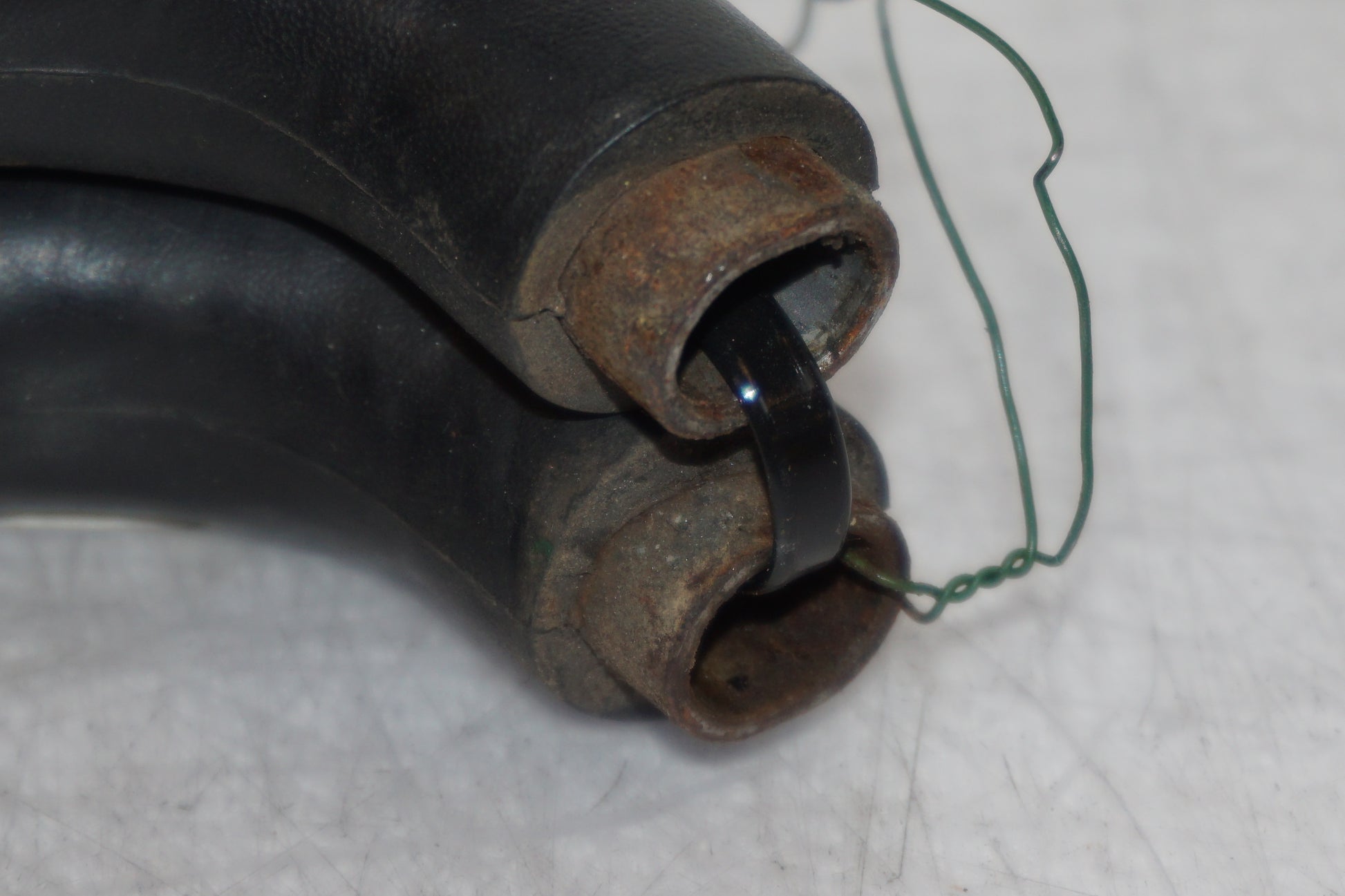 Vänster sida på Passagerarhandtag från en Yamaha XT 600 -1990 motorcykel.