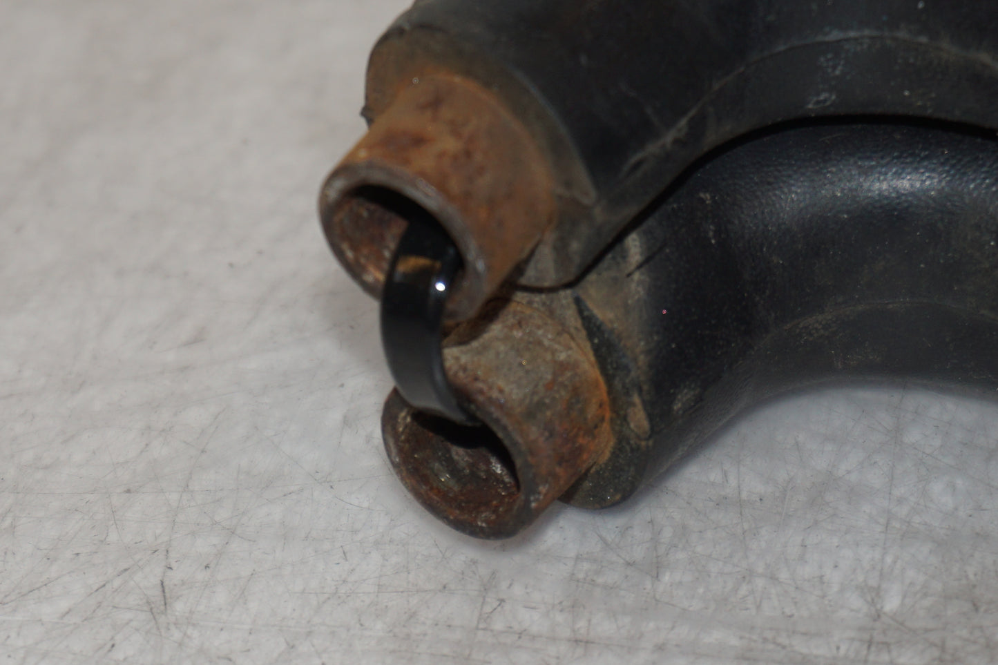 Snett uppifrån på Passagerarhandtag från en Yamaha XT 600 -1990 motorcykel.