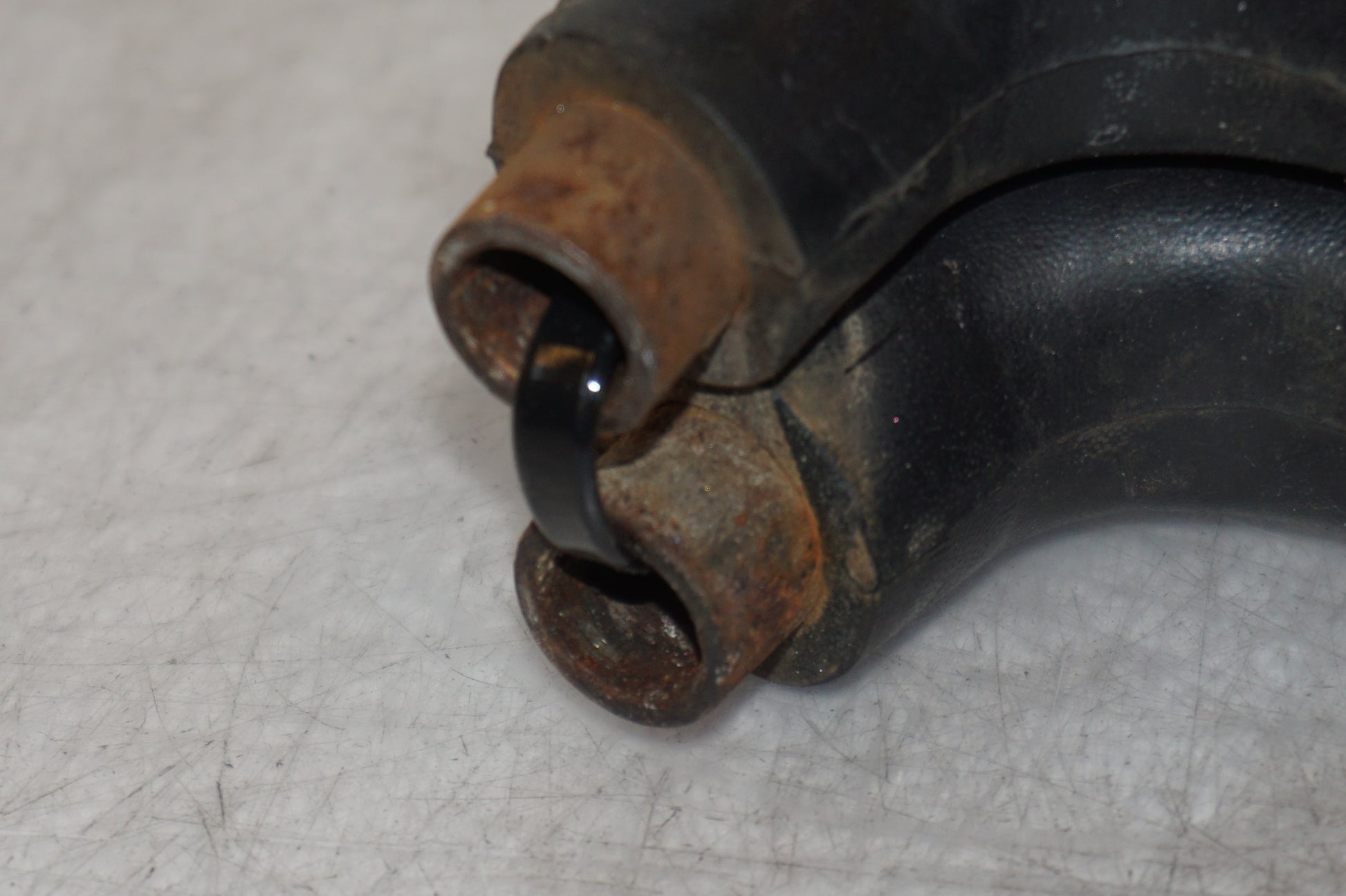 Snett uppifrån på Passagerarhandtag från en Yamaha XT 600 -1990 motorcykel.